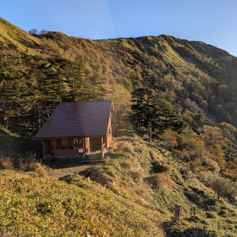 朝日に染まる「お亀岩避難小屋」
出発です