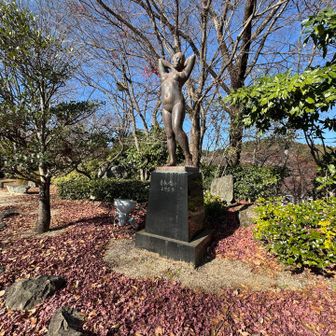 フォローしているMASAPさんが11/24に来られた時にはこの像の後ろの木は真っ赤🍁に色付いていたけれど、もうすっかり落葉
https://yamap.com/activities/44564482