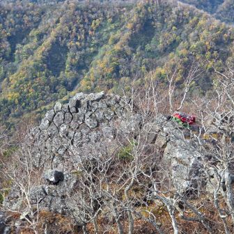 1つ目の岩を振り返り左のボコボコは柱状節理の断面、赤いのはデポしたザック