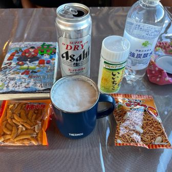 西岳ヒュッテに戻ったら食堂で常念岳見ながら今日も早くから始めます🍺