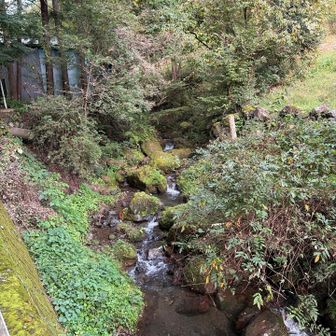 集落の中、沢沿いを歩きます