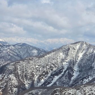 ゼブラの周辺の山々
奥には白山、雲で見えずらくなった