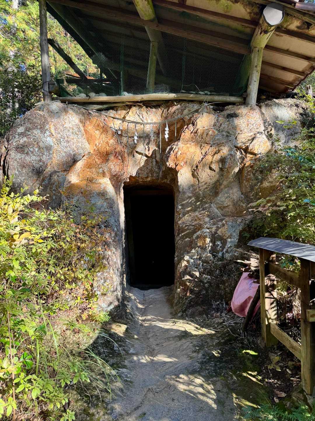 開運厄除けの岩戸くぐり