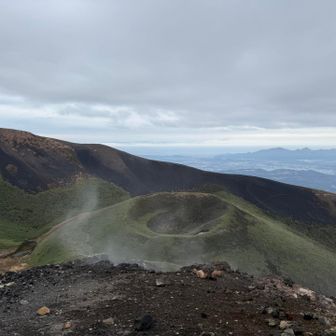 女岳は湯気でてます♨️
女岳からみる小岳〜