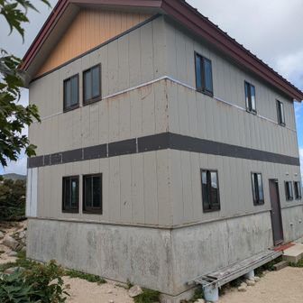 スタートから6時間で本日の宿泊地である狐穴小屋に到着しました