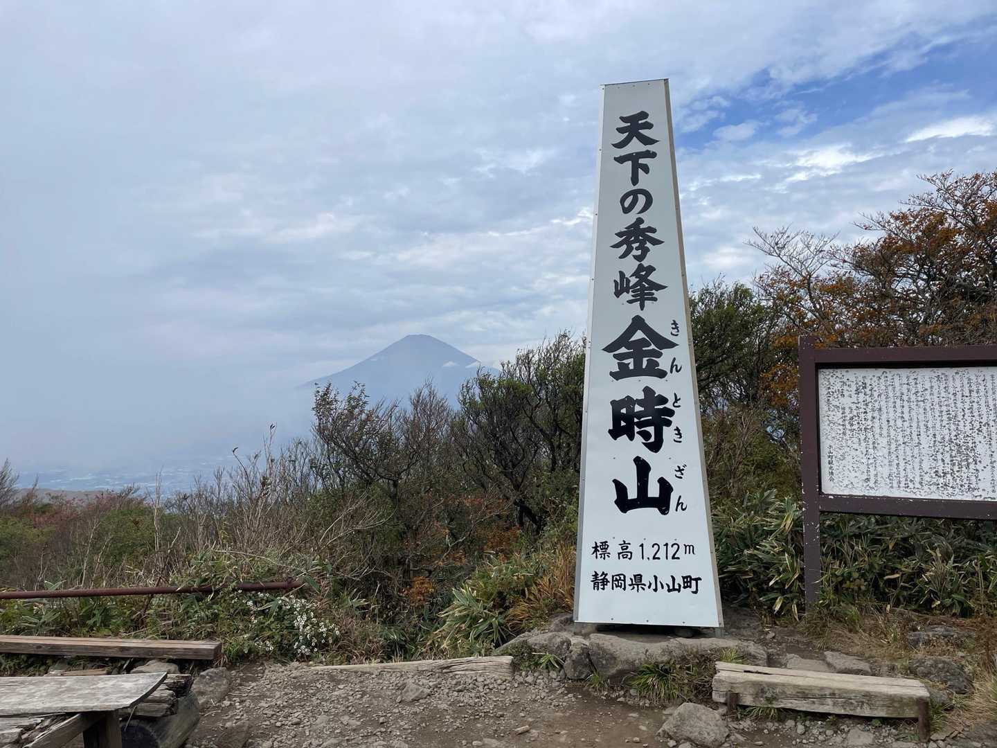 山頂でだいぶまったりしたので
下山します