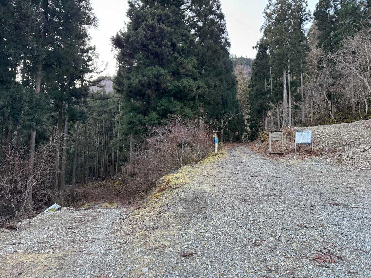 金引尾根分岐
左は双門の滝ルート
今日は誰も入山者いなさそうなので
生きて帰る為に気を引き締めて歩こう