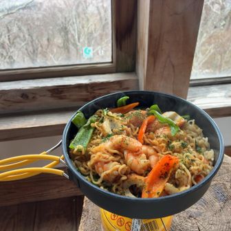 Oさんが二階で食べようと言ったのだと聞き間違えて？！靴を脱いでしまった。
おふたりは下で食べるのだと知ったけど😨私は後に引けずひとり二階へ
日清焼きそば