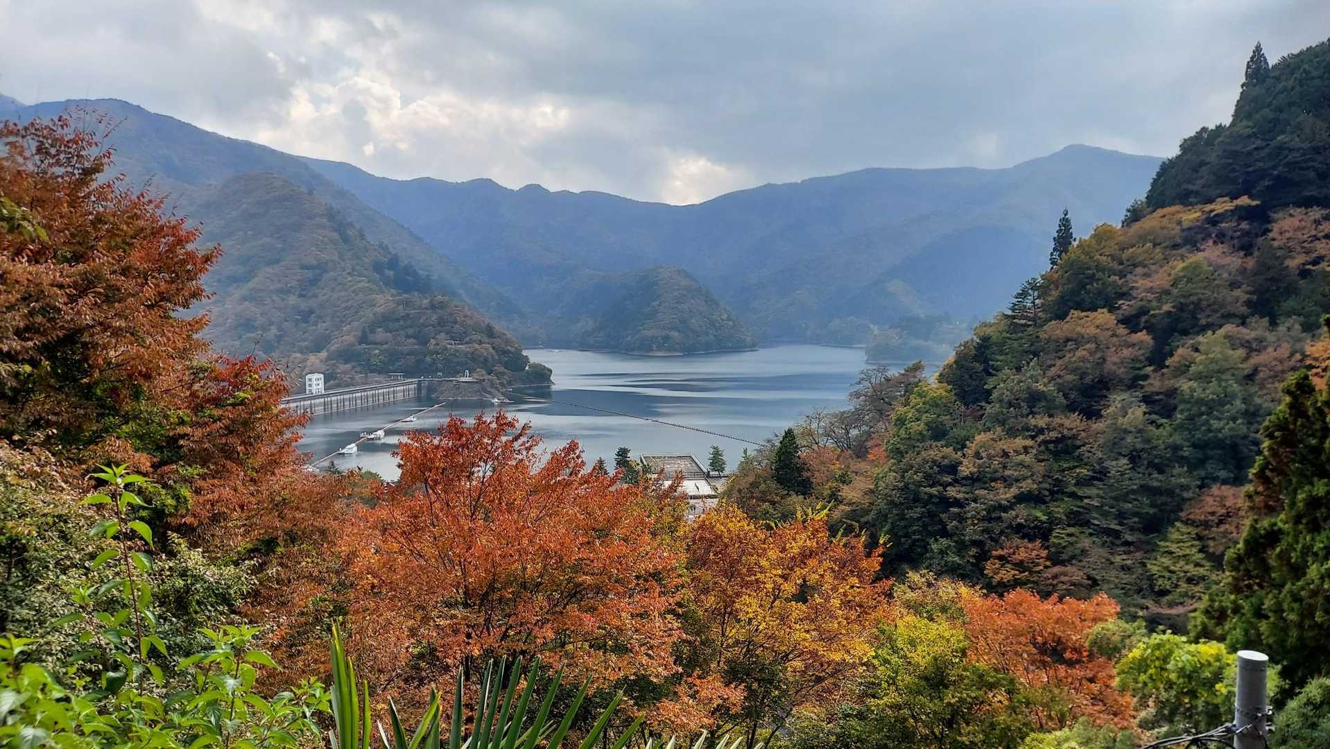 奥多摩湖を左に見ながら迂回していきます。