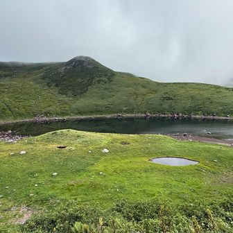 雪が少なかったせいか鳥海湖の水も少ない
