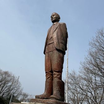 こちらは太る前の彦摩呂さん。

ではなくて定金栄一翁の像。スーツに長靴を合わせる崩しのオシャレですねー✨

この像は茂みに向いて立っており気になって調べたら鷲羽ゴルフクラブを見守っているのだそうで🤔