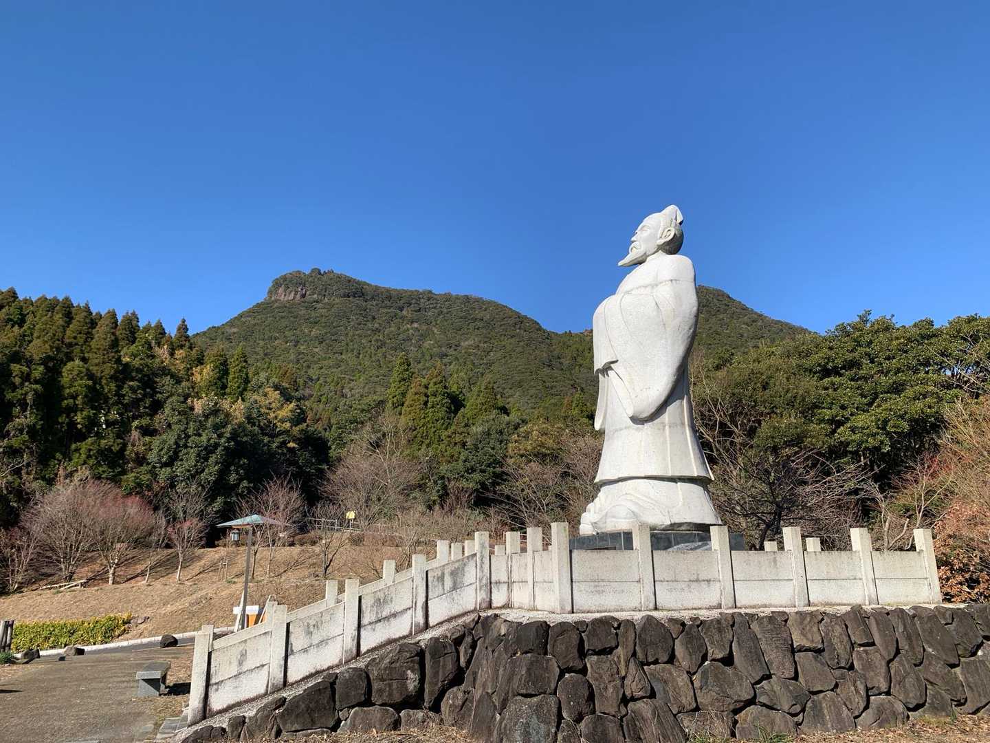 徐福像デカい😳中国は秦の時代に渡ってきたそうな。山口県には楊貴妃の像があるけど...こんな人気スポットにはなってないかな😅