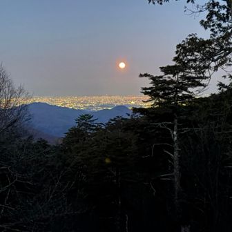雲取山荘前から、都心方面の夜景とまん丸な月