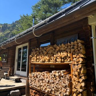火山館
浅間山の歴史や写真展示してあり、手ぬぐいやバッチ販売もあり
トイレ🚽300円