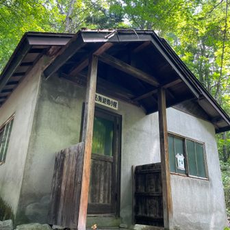 畳の部屋があるがカビ臭い。遭難者の張り紙があって雰囲気はめっちゃ怖い。
