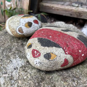 猫の細道の猫は石で