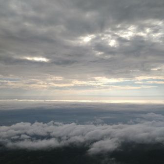 上空の雲と眼下の雲海