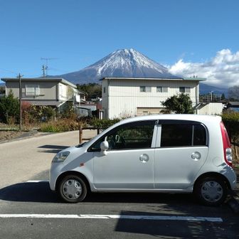 今日は寒すぎて愛車はお休み🛵💤
陣場の滝駐車場に通勤用の軽を停めて出発ーっ❗️
車は寒くなくて楽チン❗️
雨を心配することも無し⭕️
ガソリン価格が安くなったので、冬季の移動は軽にシフトしそう…😂
そして…
なんと…
この車に乗り始めて８年経って…
初めて県外に出ました😅🔰🚗💨
