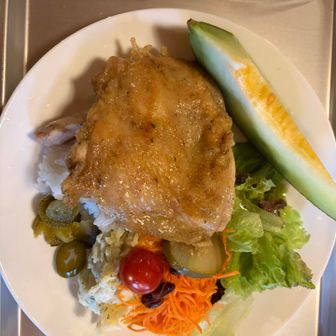 山小屋で初めて使うナイフとフォーク
チキンソテーは皮がパリッと焼けていて美味しかった〜