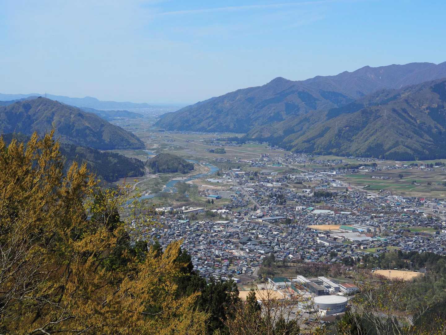 勝山盆地
九頭竜川が美しい✨
左手が保田経ヶ岳
右手が鷲ヶ岳