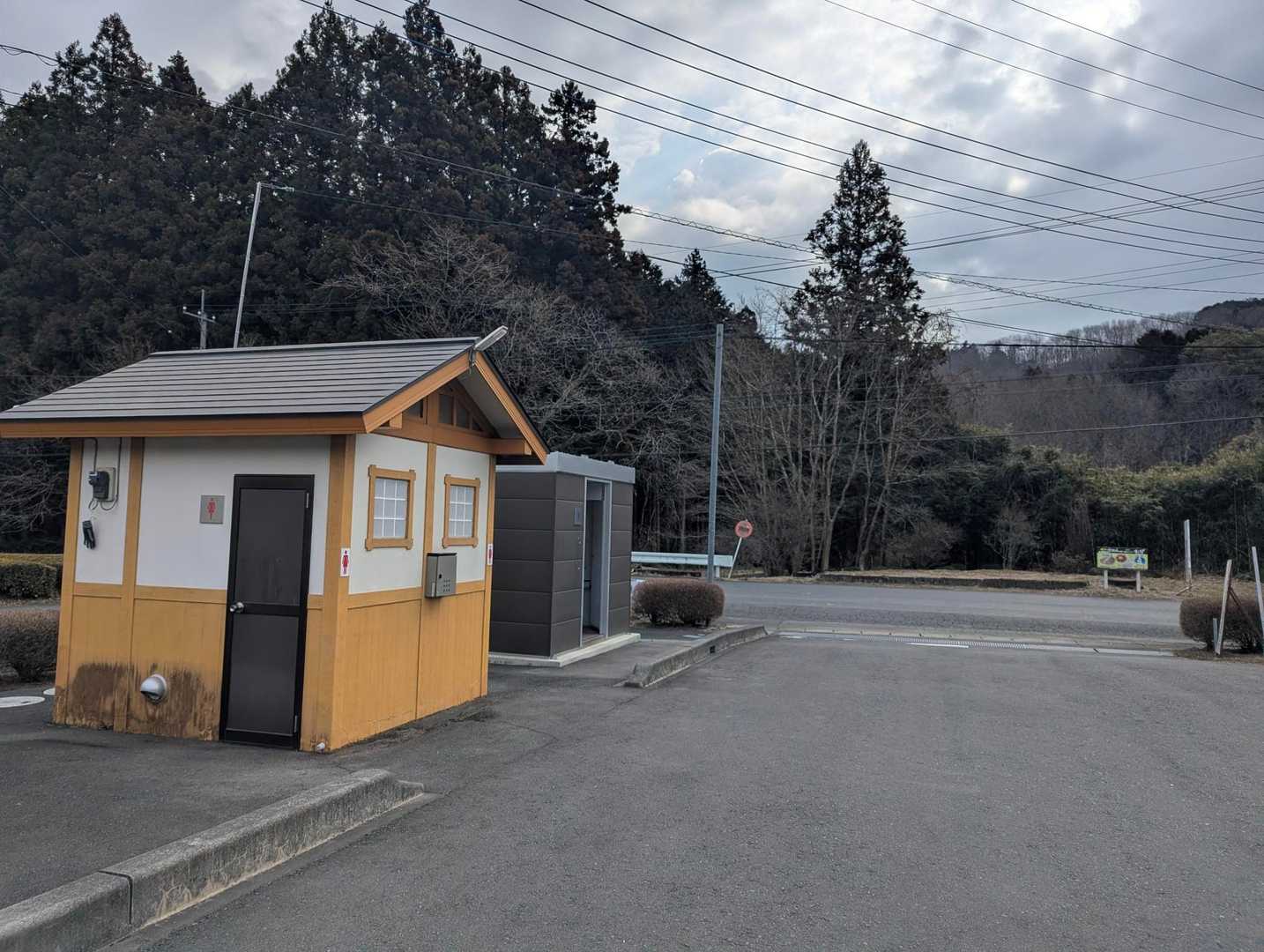 おはようございます😃

鶏足山駐車場です✨
ひろーい駐車場にお手洗いもありました😙
土日は混み合うようです
