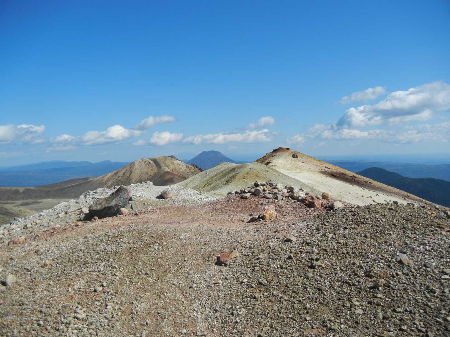 剣ヶ峰に向かいポンマチネシリ火口壁行く。
火星の様な風景（行ったこと無いけど(^^;）