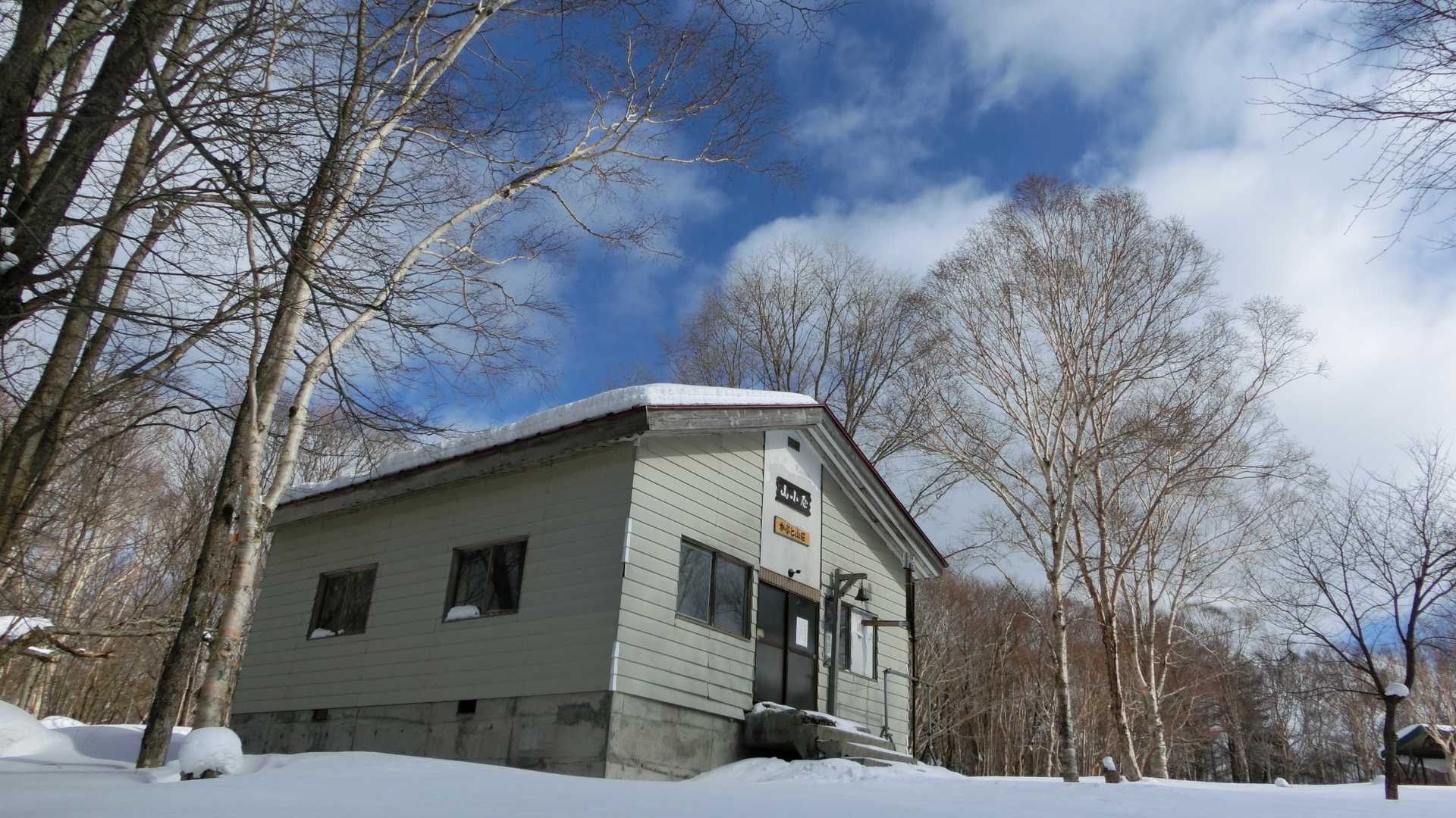 苦戦しつつもなんとか避難小屋に着きました！ここであゆむくんを装着👍