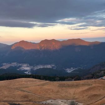 朝日に染まる稜線