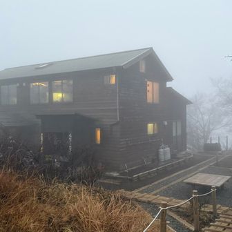 明るくなって来たので出発します。
宮ヶ瀬湖へ下山しようと思ってましたが、
雨予報のため、最短時間で下山出来る大倉尾根へ向かいます。