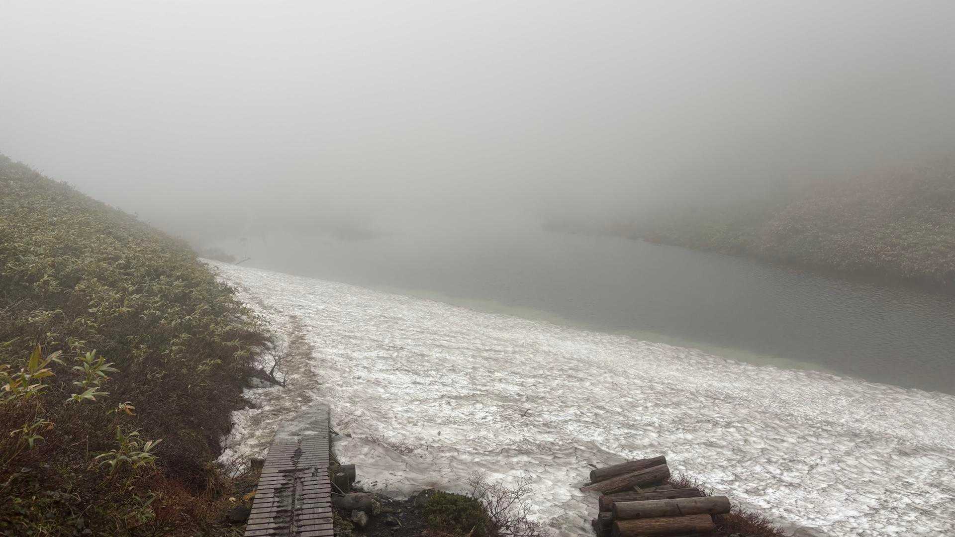 雪渓　滑ったら池ぽちゃ💦
でも大丈夫、チェンスパは要りませ🙆‍♀️