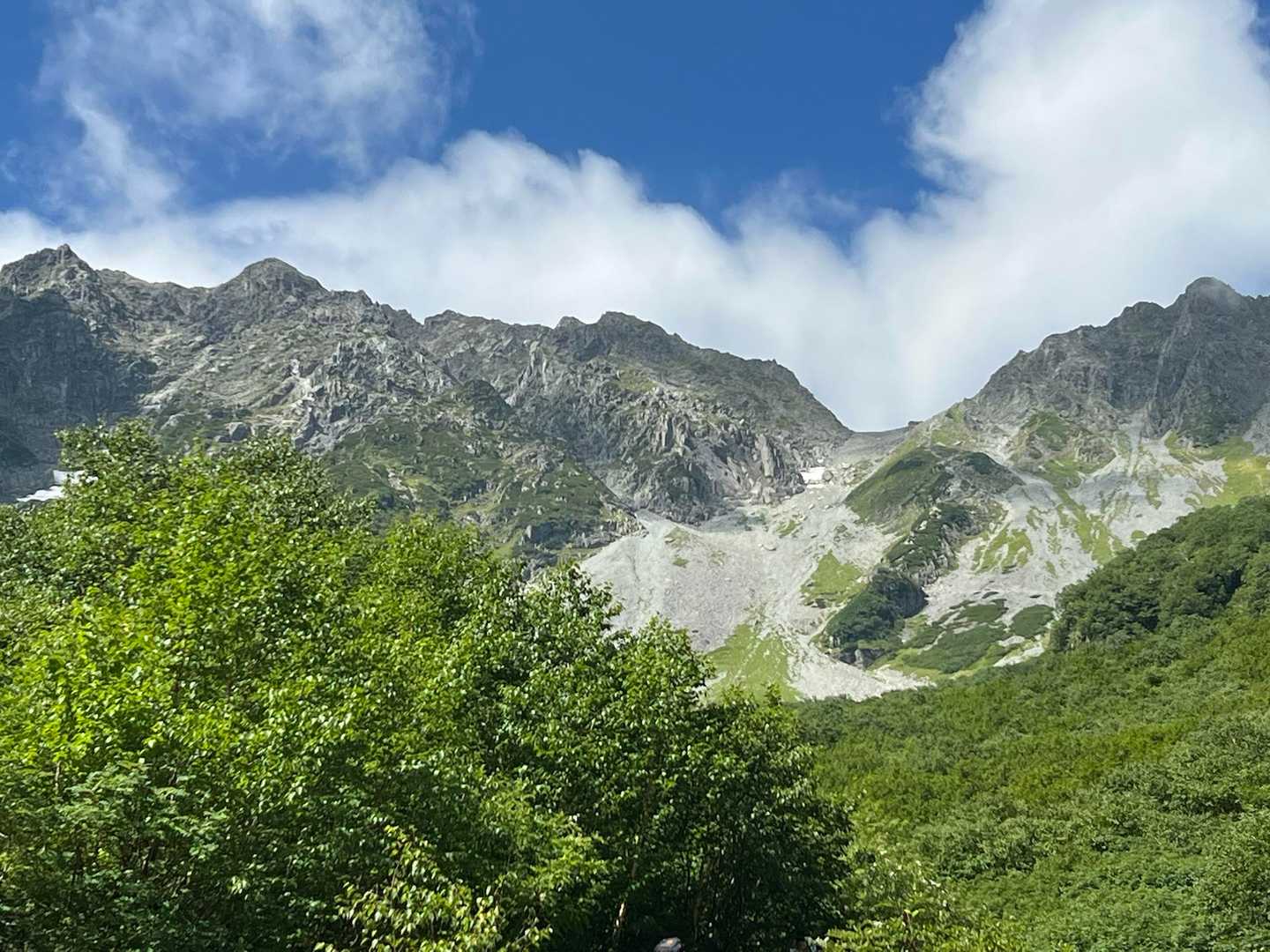 奥穂見えたよ
小屋もザイテンの向こうに小さく見える