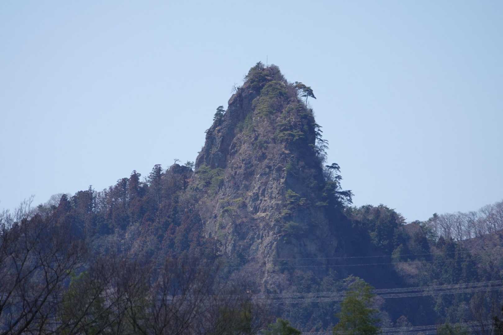 特徴的な尖がりお山の鍬柄岳がよく見えます。このお山って登れるのかな？