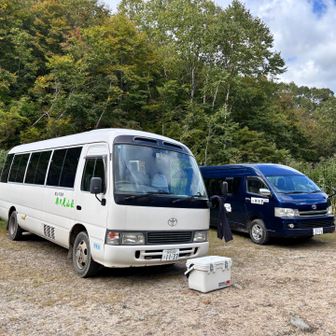 １時間前に到着です

駐車場横の靴洗場でドロドロの靴を綺麗に洗って車に乗込みます
ソロの方は既に下山済み
お待たせしました〜

白のバスは奥只見山荘のバス
紅葉の季節は大忙しのようで毎日送迎があるらしい