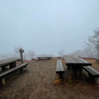 山頂の広場。真っ白