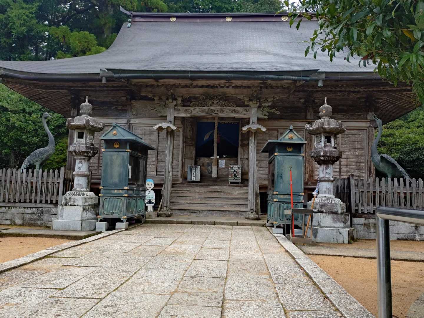 正式名称は「霊鷲山 宝珠院 鶴林寺」です。弘法大師が開いたと伝えられています。弘法大師がこの地で修行中、雌雄の白鶴が金の地蔵菩薩を守護しているのを見て、その姿を彫刻し本尊としました。この白鶴の伝説から「鶴林寺」と名付けられたと言われています。山号の「霊鷲山」は、この山の様子がインドの霊山に似ていることから名付けられました