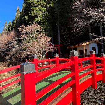 こちらにお手洗いありました。橋を渡ると鬼階段