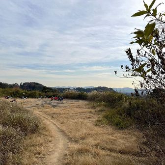 広場で休憩している人が居る。

私もここでお昼にしよっと。