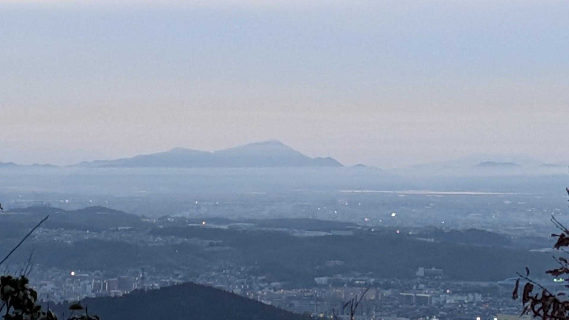 浮かぶ金甲山