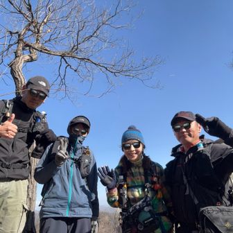 天狗山の手前で降りてくるご夫婦が…
あれ？Takaさん？と声をかけると、ビックリ！
まさかまさかのいしおろっしさんに続きTaka部長ご夫婦共会えるなんて〜✨