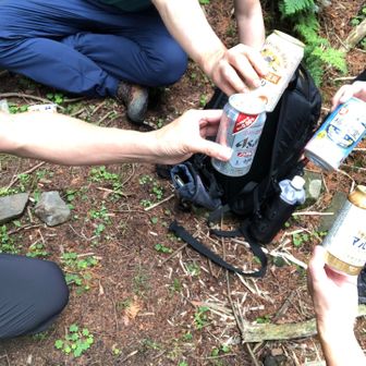 カンパーイ🍻
みんなが持ち寄ったおつまみと😋