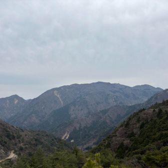 羽鳥峠から
ここからの御在所岳も迫力があってカッコいいなー(*´∇｀*)
登るとしたらやっぱりトリにした方がいいかな❓