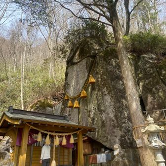 石割神社
3回周ってお祈りすると良いらしいですが、かなり混んでたのでお参りだけしました🙏