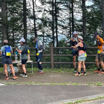 八ヶ岳100mileのチェックポイント。あと10kmほどで終わるようです。