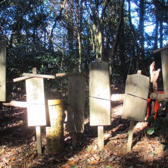 幸田小学校の登山記念板がある。薄れて読めない