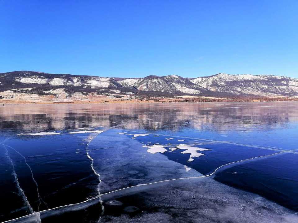 極寒シベリアの凍結したバイカル湖（世界遺 / 柴犬太郎さんの