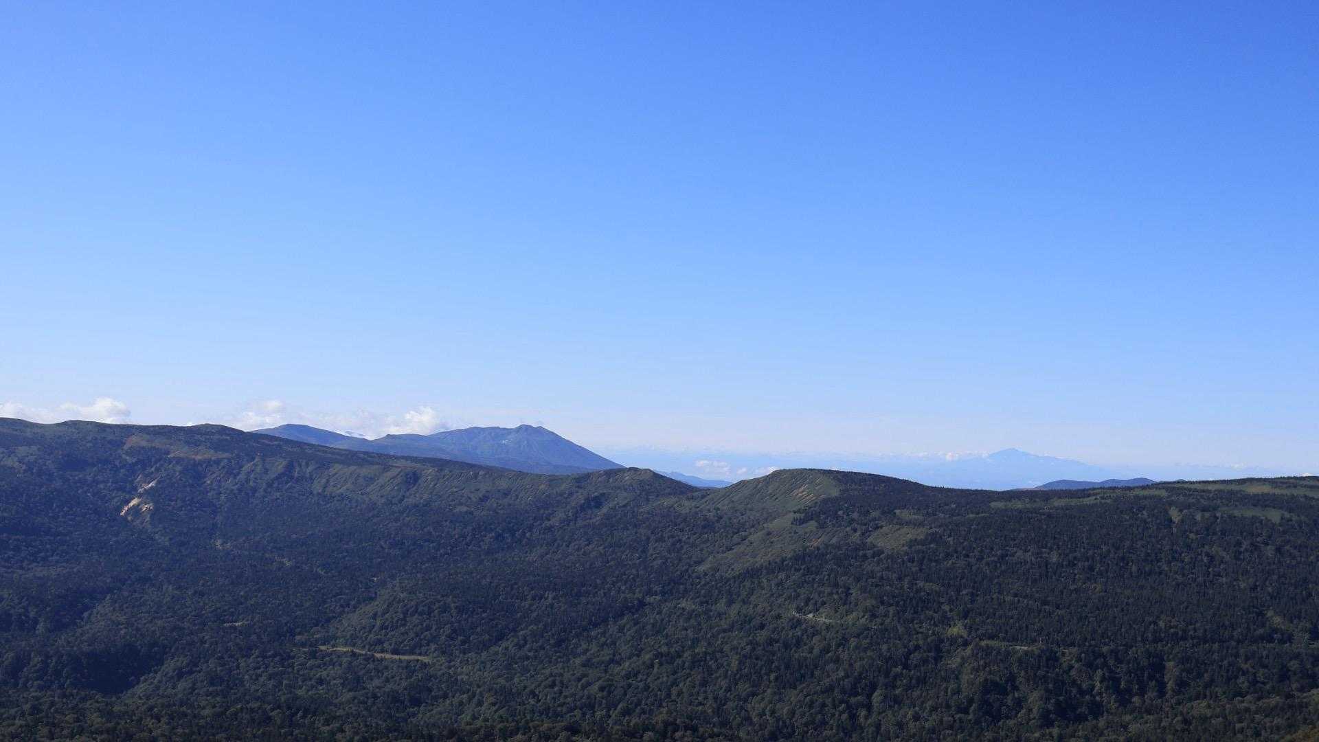左が秋田駒ヶ岳、右が鳥海山