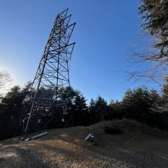 気を抜いて見落としてしまったデッカい目印。
整備された道が歩きやすくて、ついつい余所見しながら真っ直ぐ降りて行ってしまいました💦
げに恐ろしきは、間違った道を進んだ先にも「母の白滝」の標識があるのに、そっちへ進むと道が崩落していて滝には到底辿り着けないということ。
YAMAPがなかったら私は完全に道に迷ってました😰