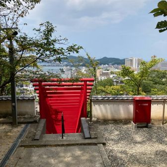 鳥居⛩️をくぐって登山口へ向かいます。