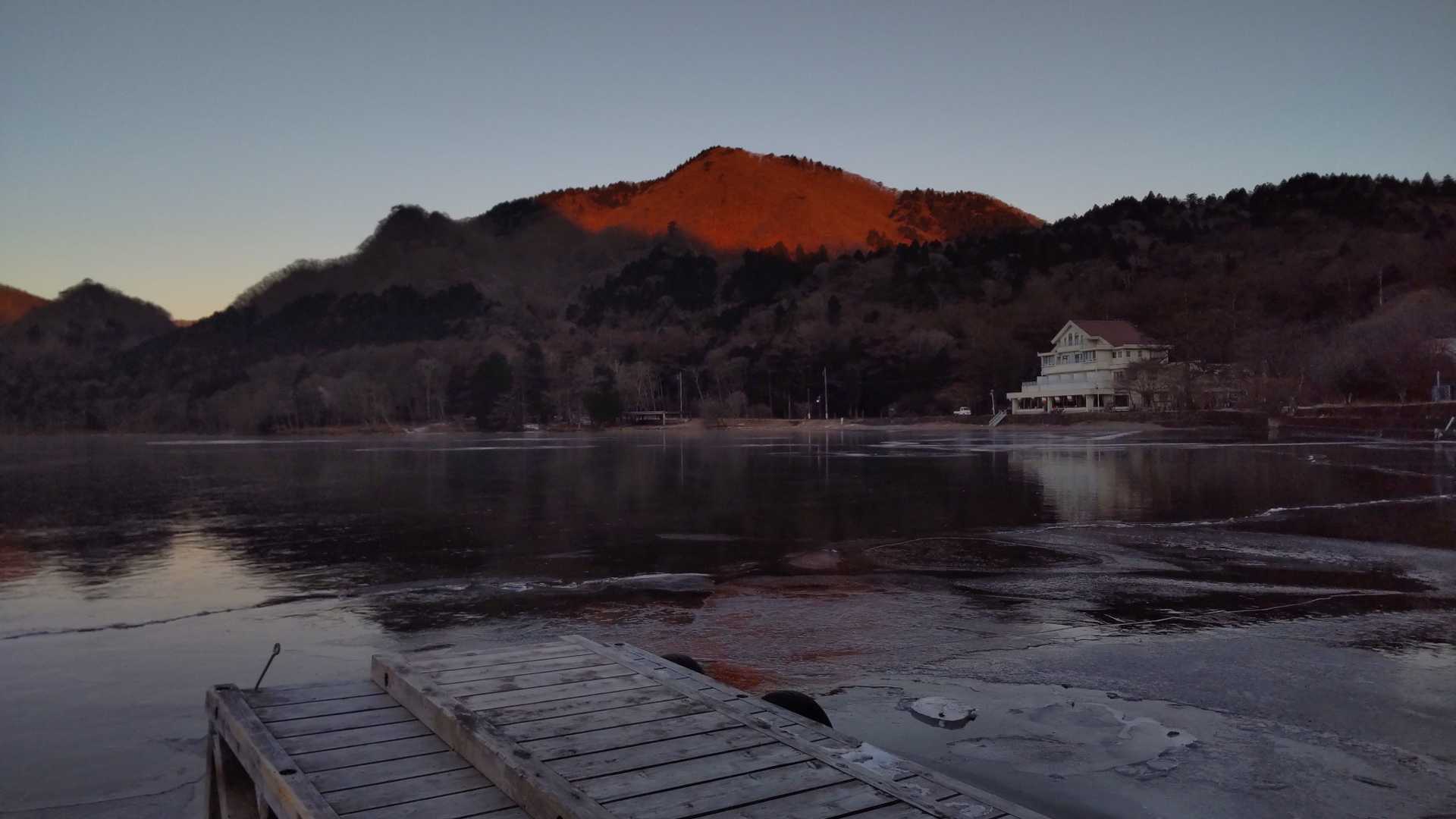 榛名湖畔。
山が赤く染まります。