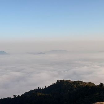 ☁️🏔️☁️✨✨